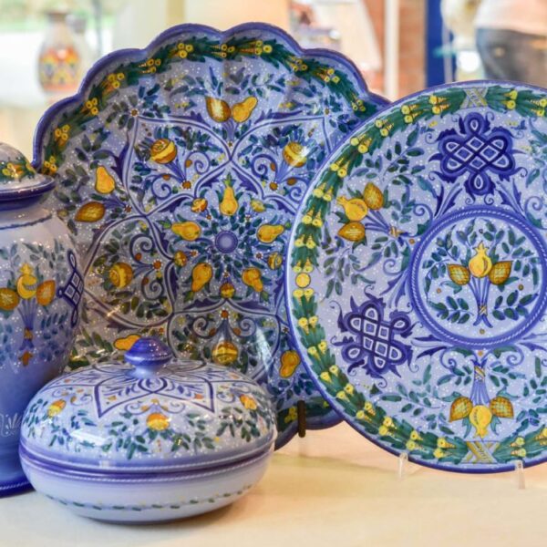 ceramica di Faenza ceramiche di Faenza negozio ceramiche Faenza maiolica di Faenza ceramica dipinta a mano ceramiche artistiche Faenza bottega ceramica Faenza idee regalo Natale piatti ceramica vaso ceramica decoro Garofano Faenza decoro Pavona Faenza decoro Melograno Faenza bomboniere ceramica regali ceramica decori faentini decoro faentino ceramiche tradizionali Faenza dipinto a mano