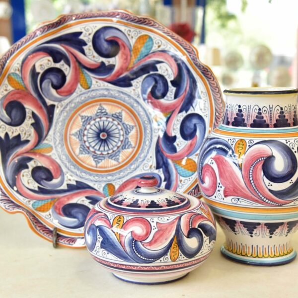 ceramica di Faenza ceramiche di Faenza negozio ceramiche Faenza maiolica di Faenza ceramica dipinta a mano ceramiche artistiche Faenza bottega ceramica Faenza idee regalo Natale piatti ceramica vaso ceramica decoro Garofano Faenza decoro Pavona Faenza decoro Melograno Faenza bomboniere ceramica regali ceramica decori faentini decoro faentino ceramiche tradizionali Faenza dipinto a mano