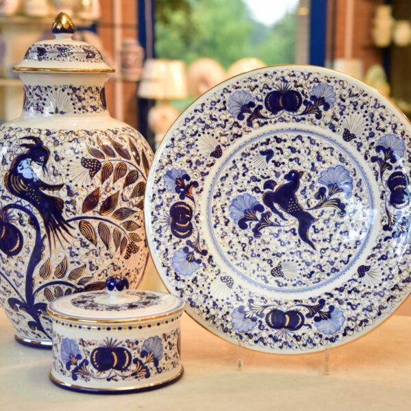 ceramica di Faenza ceramiche di Faenza negozio ceramiche Faenza maiolica di Faenza ceramica dipinta a mano ceramiche artistiche Faenza bottega ceramica Faenza idee regalo Natale piatti ceramica vaso ceramica decoro Garofano Faenza decoro Pavona Faenza decoro Melograno Faenza bomboniere ceramica regali ceramica decori faentini decoro faentino ceramiche tradizionali Faenza dipinto a mano