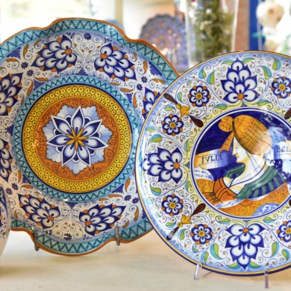 ceramica di Faenza ceramiche di Faenza negozio ceramiche Faenza maiolica di Faenza ceramica dipinta a mano ceramiche artistiche Faenza bottega ceramica Faenza idee regalo Natale piatti ceramica vaso ceramica decoro Garofano Faenza decoro Pavona Faenza decoro Melograno Faenza bomboniere ceramica regali ceramica decori faentini decoro faentino ceramiche tradizionali Faenza dipinto a mano