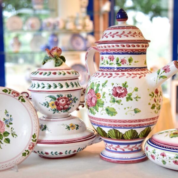 ceramica di Faenza ceramiche di Faenza negozio ceramiche Faenza maiolica di Faenza ceramica dipinta a mano ceramiche artistiche Faenza bottega ceramica Faenza idee regalo Natale piatti ceramica vaso ceramica decoro Garofano Faenza decoro Pavona Faenza decoro Melograno Faenza bomboniere ceramica regali ceramica decori faentini decoro faentino ceramiche tradizionali Faenza dipinto a mano