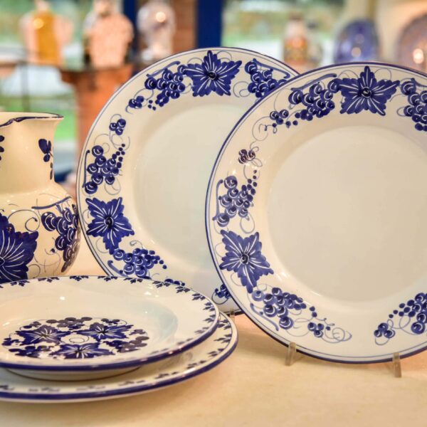 ceramica di Faenza ceramiche di Faenza negozio ceramiche Faenza maiolica di Faenza ceramica dipinta a mano ceramiche artistiche Faenza bottega ceramica Faenza idee regalo Natale piatti ceramica vaso ceramica decoro Garofano Faenza decoro Pavona Faenza decoro Melograno Faenza bomboniere ceramica regali ceramica decori faentini decoro faentino ceramiche tradizionali Faenza dipinto a mano