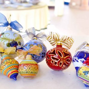 idee regalo natale, ceramiche natalizie, regali natale, palline ceramica, ceramica di Faenza ceramiche di Faenza negozio ceramiche Faenza maiolica di Faenza ceramica dipinta a mano ceramiche artistiche Faenza bottega ceramica Faenza idee regalo Natale piatti ceramica vaso ceramica decoro Garofano Faenza decoro Pavona Faenza decoro Melograno Faenza bomboniere ceramica regali ceramica decori faentini decoro faentino ceramiche tradizionali Faenza dipinto a mano