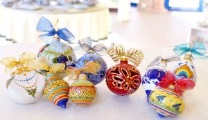 idee regalo natale, ceramiche natalizie, regali natale, palline ceramica, ceramica di Faenza ceramiche di Faenza negozio ceramiche Faenza maiolica di Faenza ceramica dipinta a mano ceramiche artistiche Faenza bottega ceramica Faenza idee regalo Natale piatti ceramica vaso ceramica decoro Garofano Faenza decoro Pavona Faenza decoro Melograno Faenza bomboniere ceramica regali ceramica decori faentini decoro faentino ceramiche tradizionali Faenza dipinto a mano