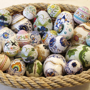Uova Pasqua ceramica decorate dipinte