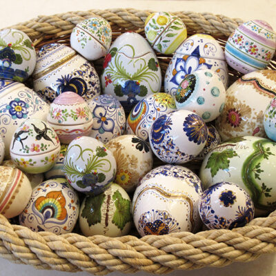 Uova Pasqua ceramica decorate dipinte