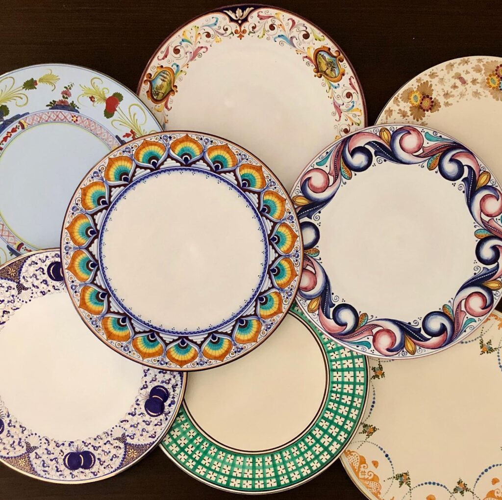 Sottopiatti dipinti a mano con decori della ceramica di Faenza