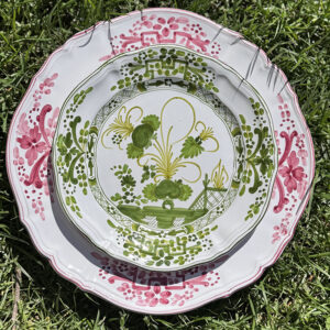 Garofano di Faenza dipinto in monocromia rosa e verde